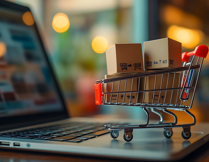 Moderner Arbeitsplatz mit Computer und IT-Hardware für Unternehmen